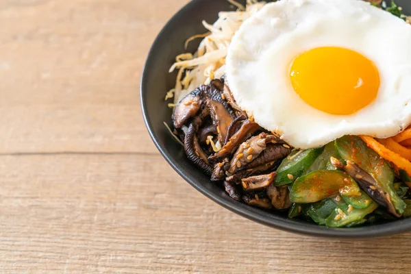 Bibimbap, Kore baharatlı salata pilav ve sahanda yumurta. Geleneksel Kore yemeği tarzı.
