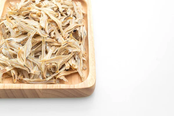 Beyaz arka planda izole edilmiş kuru ve çıtır çıtır fırın balığı.