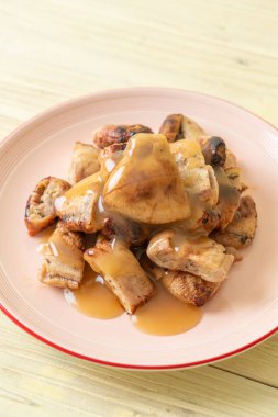 Hindistan cevizi soslu ızgara muz.