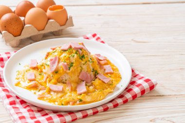 Pirinçli kremalı omlet veya jambonlu pilav ve yumuşak omlet.