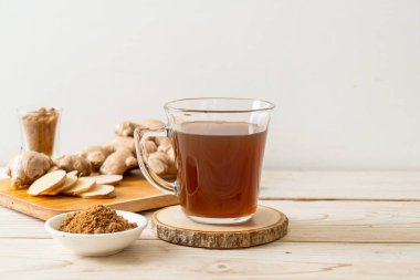 Zencefil köklü sıcak ve tatlı zencefil suyu bardağı.