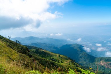 Tayland, Chiang Mai 'deki Kew Mae Pan Doğa Yolu' nda bulutlu ve mavi gökyüzü olan güzel bir dağ tabakası.