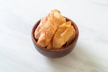 Çıtır Taro cipsi - kızarmış ya da fırında pişirilmiş taro.