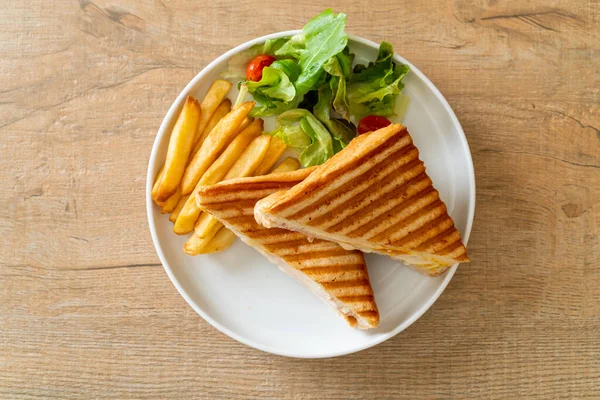 Broodje Ham Kaas Met Friet — Stockfoto