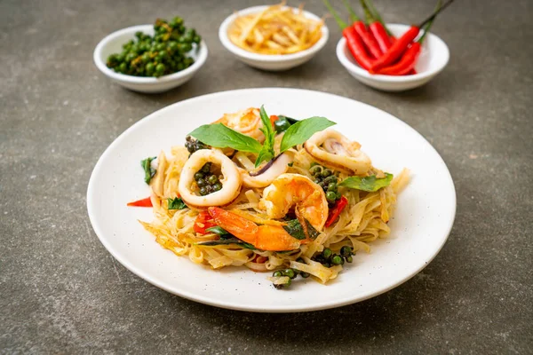 Mescolare Tagliatelle Piccanti Fritte Con Frutti Mare Pad Cha Talay — Foto Stock