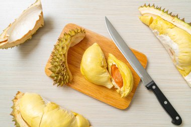 Durian olgun ve taze, durian kabuğu tahtada.