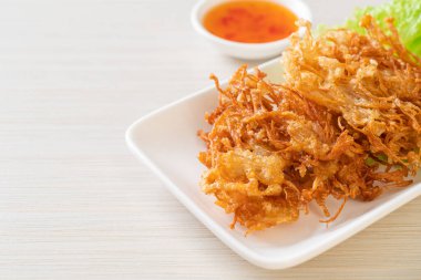 Kızarmış Enoki Mantarı veya Altın İğne Mantarı - vejetaryen ve vejetaryen yemek tarzı