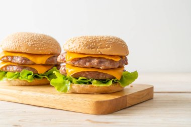 Domuz burger veya ahşap tahtada peynirli domuz burger.