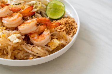 Karides ve lahanalı kızarmış şehriye ya da Pad Thai - Asya yemeği tarzı