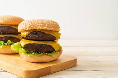 Peynirli hamburger veya sığır burger - sağlıksız yemek tarzı
