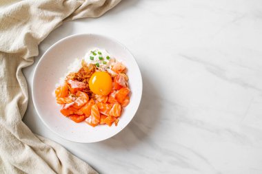 Çiğ somon ve yumurta turşulu Japon pirinci. Asya usulü.