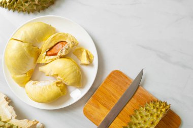 Durian olgun ve taze, durian kabuğu beyaz tabakta.