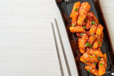 Kore usulü baharatlı pirinç keki (Tteokbokki).