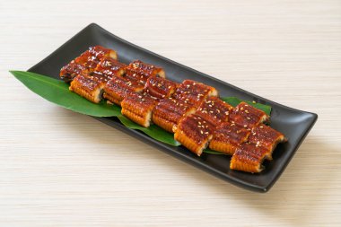 Dilimlenmiş yılan balığı ya da soslu ızgara unagi (Kabayaki) - Japon yemeği tarzı.