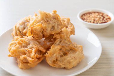 Soslu kızarmış taro. Vejetaryen ve vejetaryen yemek tarzı.