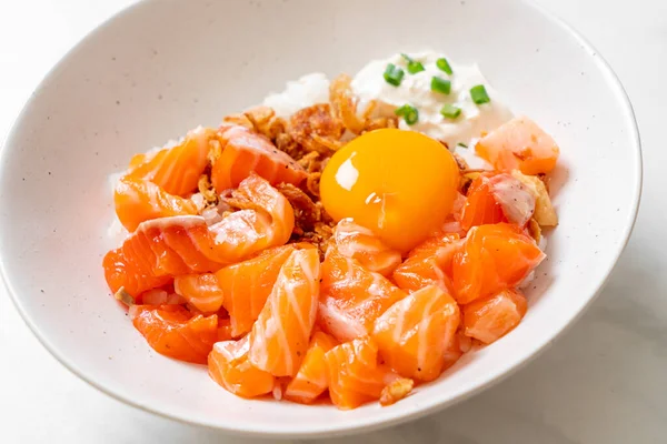 Arroz Japonés Con Salmón Fresco Huevo Crudo Escabeche Estilo Comida — Foto de Stock