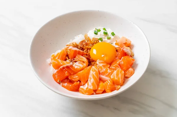 Arroz Japonés Con Salmón Fresco Huevo Crudo Escabeche Estilo Comida — Foto de Stock