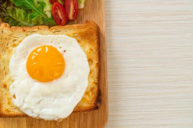 Peynirli ev yapımı ekmek ve kahvaltıda sebze salatasıyla birlikte kızarmış yumurta.