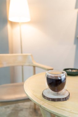 Kafe ve restoranda sıcak americano kahvesi.