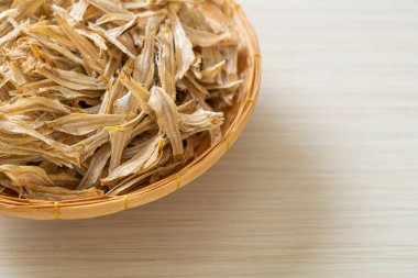 Kurutulmuş küçük çıtır balık.