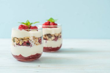 Tahıllı taze ahududu ve yoğurt.