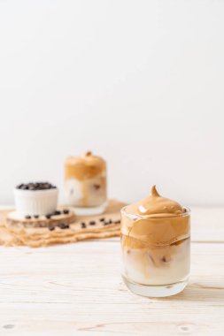 Dalgona kahvesi. Krem şantili buzlu içecek, kahve köpüğü ve süt. Covid-19 şehir karantinası sırasındaki son moda içki, ev konseptinde kalın..