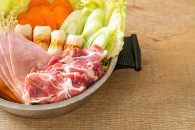 Sukiyaki ya da Shabu hot-pot siyah çorbası. Çiğ ve sebzeli. Japon yemeği tarzı.