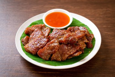 Tabakta sosla kurutulmuş domuz eti.