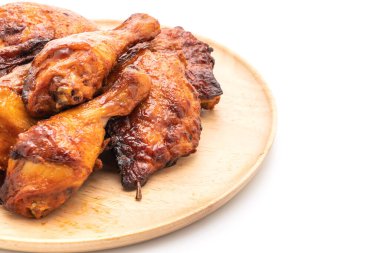 ızgara ve Barbekü tavuk beyaz arka plan üzerinde izole