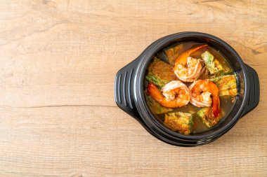 Karides ve sebze omletli Tamarind Paste 'den yapılmış ekşi çorba - Asya usulü.