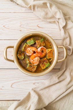 Karides ve sebze omletli Tamarind Paste 'den yapılmış ekşi çorba - Asya usulü.