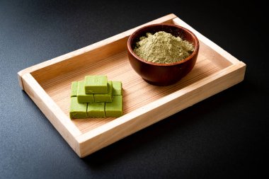 Taze ve yumuşak kibrit, yeşil çay tozlu yeşil çikolata.