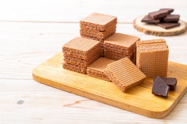 ahşap arka plan üzerinde çikolata krema ile çikolata gofret