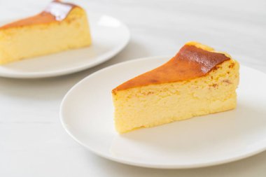 Beyaz tabakta ev yapımı cheesecake.
