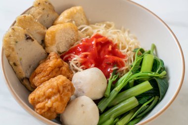 Balık köfteli erişte ve pembe soslu karides köftesi, Yen Ta Four veya Yen Ta Fo - Asya yemeği tarzı