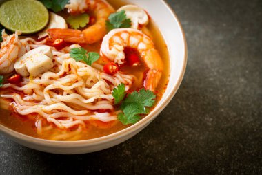 Karidesli baharatlı erişte çorbası (Tom Yum Kung) - Asya yemeği tarzı