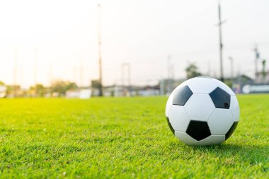 Futbol sahası arka planında fotokopi alanı ile futbol topu