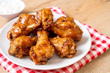 Kore usulü soslu kızarmış tavuk.