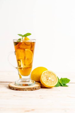 Bir bardak naneli buzlu limon çayı.