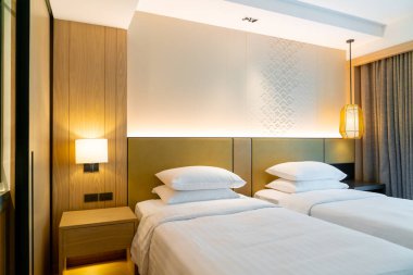 Beyaz yastık süslemesi otel odasında, yatak odasında.