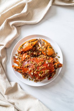 Baharatlı Tuz ve Biberli Kızarmış Yengeç - Deniz ürünleri tarzı