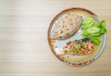 Ihlamur soslu somon buğulamalı kinoa pilavı. Sağlıklı yemek tarzı.