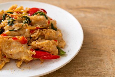 Kızarmış balık köftelerini biberle karıştır - Asya usulü