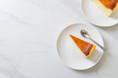 Beyaz tabakta ev yapımı cheesecake.