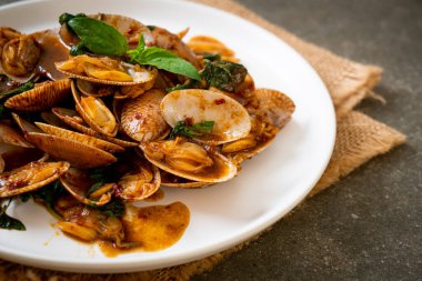 Kızarmış İstiridyeleri Kızarmış Biber Ezmesiyle Karıştır - Asya usulü