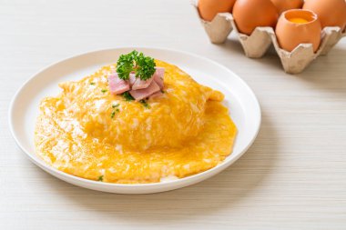 Pirinçli kremalı omlet veya jambonlu pilav ve yumuşak omlet.