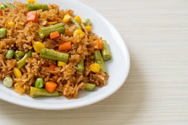 Yeşil bezelyeli kızarmış pirinç, havuç ve mısır - vejetaryen ve sağlıklı gıda tarzı