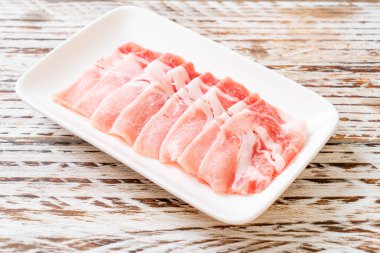 Dilimlenmiş taze domuz filetosu.
