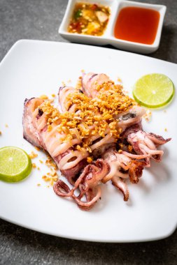 Sarımsaklı kızarmış kalamar - deniz ürünleri tarzı.