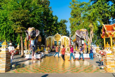 Chiang Mai, Tayland - 6 Aralık 2020: Chiang Mai, Tayland 'da Wat Phra That Doi Kham' ın (Altın Tapınak) görüntüsü. Bu tapınak Doi Kham tepesinde, güzel dağ manzaralarıyla çevrili..